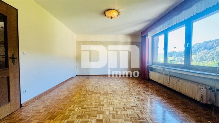1-2 Familienhaus mit Nebengebäude (Ferienwohnung) + Halle / Garagen im Ensemble - EG Bestand Wohnzimmer / Esszimmer / Zugang Balkon